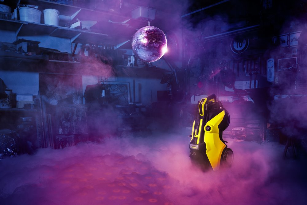 Hochdruckreiniger in einer Garage mit Discokugel